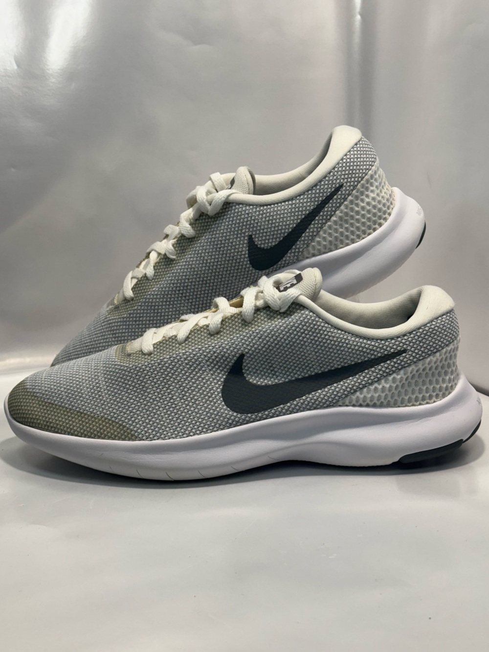 Nike Women's  Size 8 Flex Experience RN 7 Running shoe White/Grey AH000-100